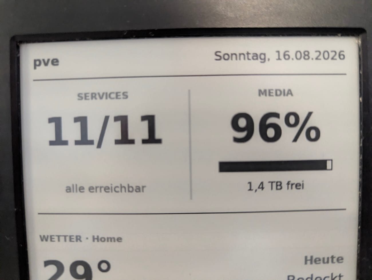 The Kindle showing the Uptime Kuma and media pool stats